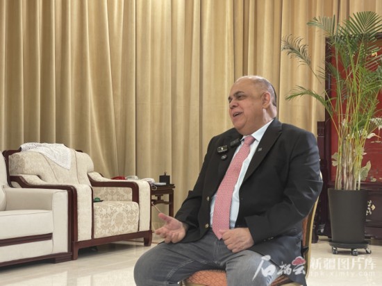 上合組織副秘書長(zhǎng)索海爾·汗在專訪中。石榴云/新疆日?qǐng)?bào)記者 劉翔攝