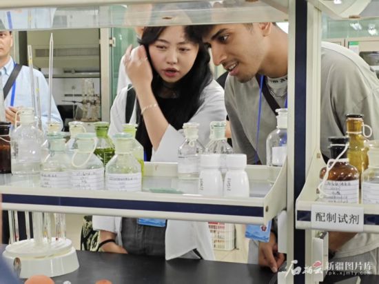 5月26日，2025上合組織國(guó)家媒體合作論壇嘉賓參觀新奇康藥業(yè)股份有限公司實(shí)驗(yàn)室。石榴云/新疆日?qǐng)?bào)記者 宋海波攝