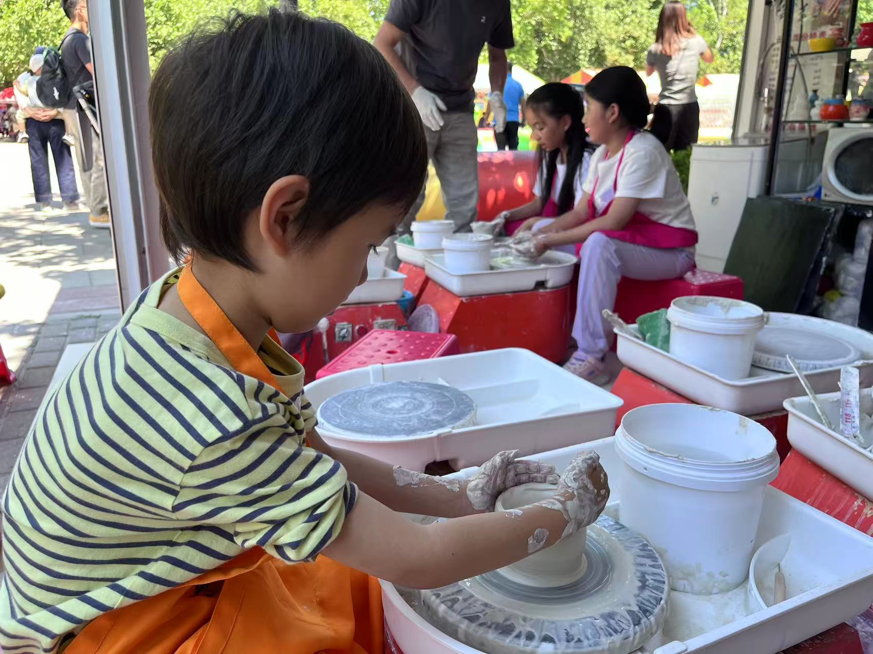 “小”游客在體驗陶藝制作。人民網(wǎng)記者 李楠樺攝