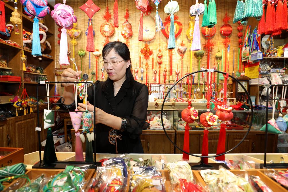 2025年5月25日，安徽省淮北市，非遺香包上貨架。（圖片來源：視覺中國）