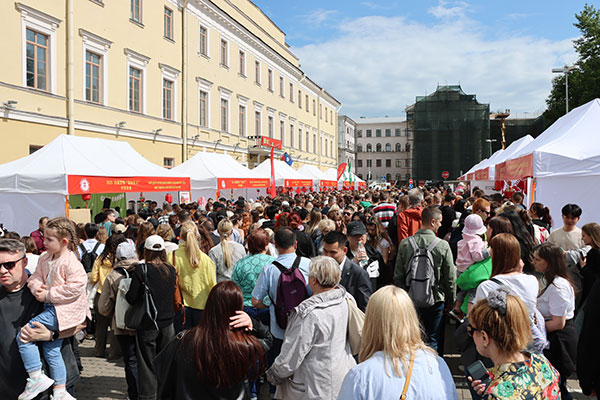 “茶和天下”·雅集活動現(xiàn)場。中國駐白俄羅斯大使館供圖