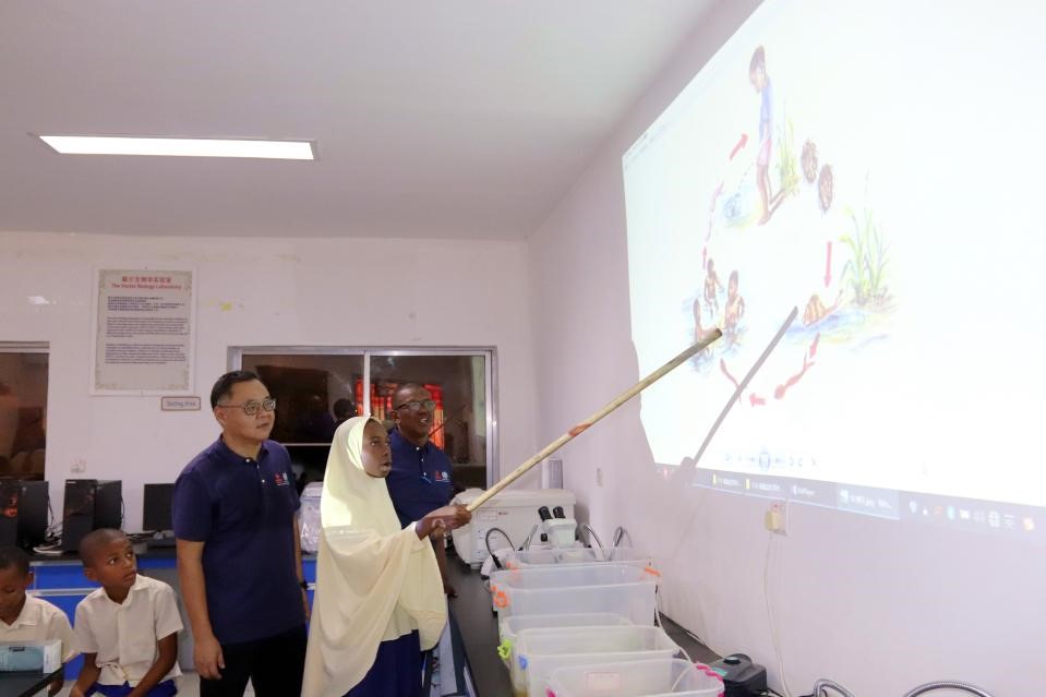 血吸蟲(chóng)病健康教育講座。施亮攝