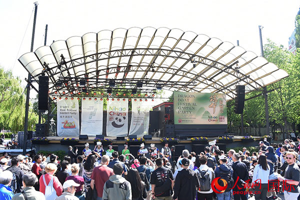 中瑞民眾歡聚國王花園廣場共慶端午佳節(jié)。人民網(wǎng)記者 殷淼攝