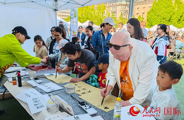 書法體驗(yàn)。人民網(wǎng)記者 殷淼攝