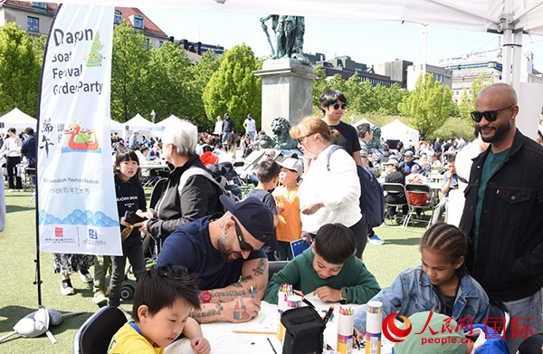 體驗(yàn)熊貓彩繪活動。人民網(wǎng)記者 殷淼攝