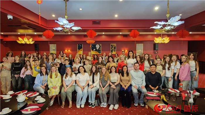 “慶端午學(xué)中文”活動全體合照。人民網(wǎng)記者蔡子暢攝