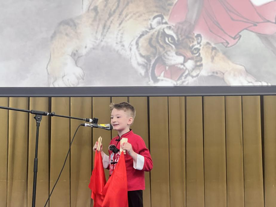 一航表演快板《武松打虎》。布加勒斯特大學(xué)孔子學(xué)院供圖