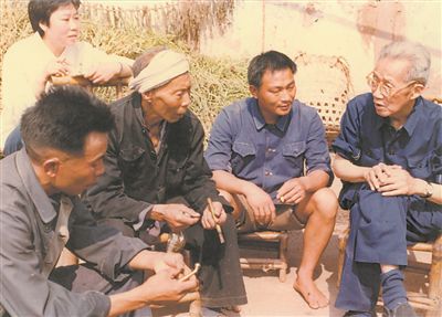 侯光炯（右一）和農(nóng)民在一起親切交流。 西南大學(xué)檔案館供圖