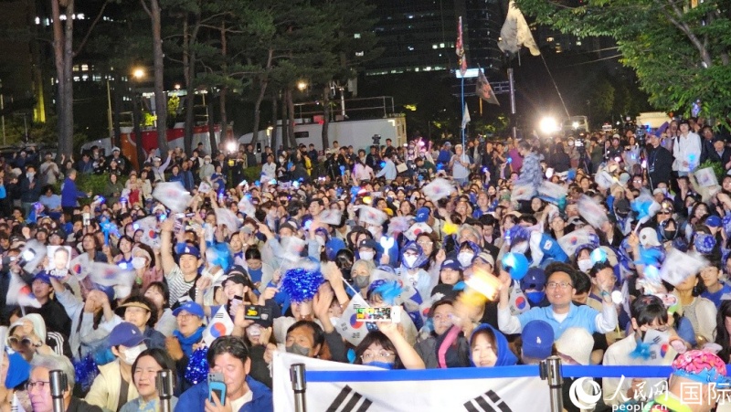 當(dāng)?shù)貢r間4日凌晨，李在明支持者們聚集在國會前等待計票結(jié)果。人民網(wǎng) 柳美鉉攝