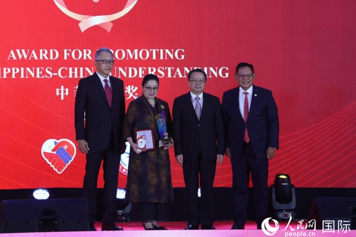 菲律賓前參議員許爾琦榮獲“終身成就獎(jiǎng)”。人民網(wǎng)記者 樊帆攝