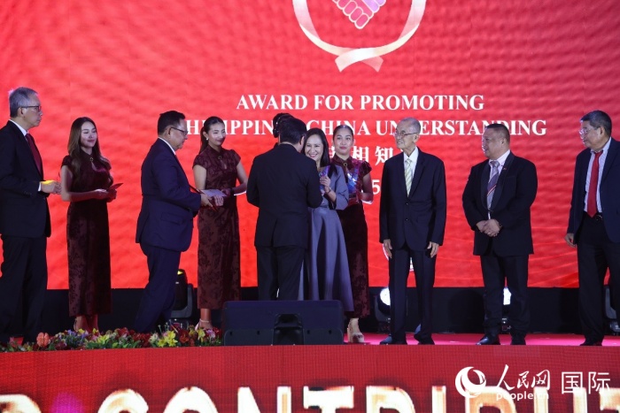 黃溪連大使給榮獲“重要貢獻(xiàn)獎(jiǎng)”的奎松市市長(zhǎng)喬伊·貝蒙蒂等人頒獎(jiǎng)。人民網(wǎng)記者 樊帆攝