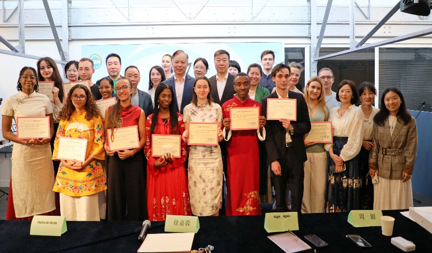 圖1：中國駐法使館公使陳力、教育公參周家貴與比賽師生、評委合影（圖片：巴黎西岱大學孔子學院）
