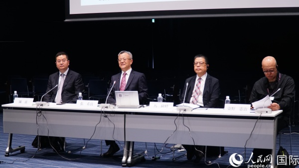 與會(huì)專(zhuān)家熱切交流。人民網(wǎng) 蔣曉辰攝